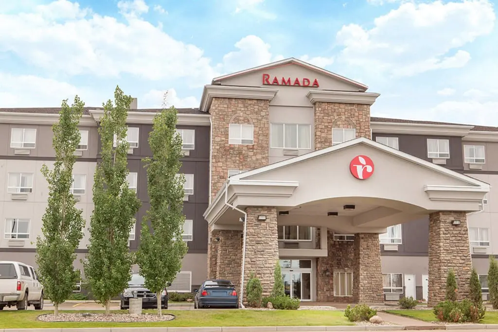 Budynek Camrose Resort and Casino widziany z zewnątrz