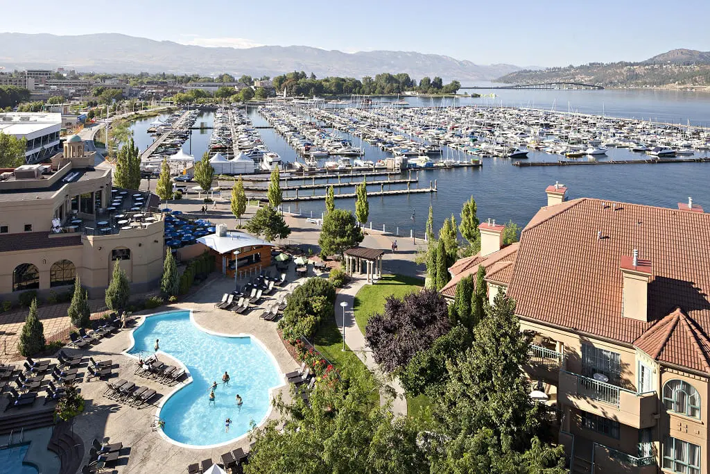 Delta Hotels by Marriott Grand Okanagan Resort nad jeziorem Okanagan w Kelownie