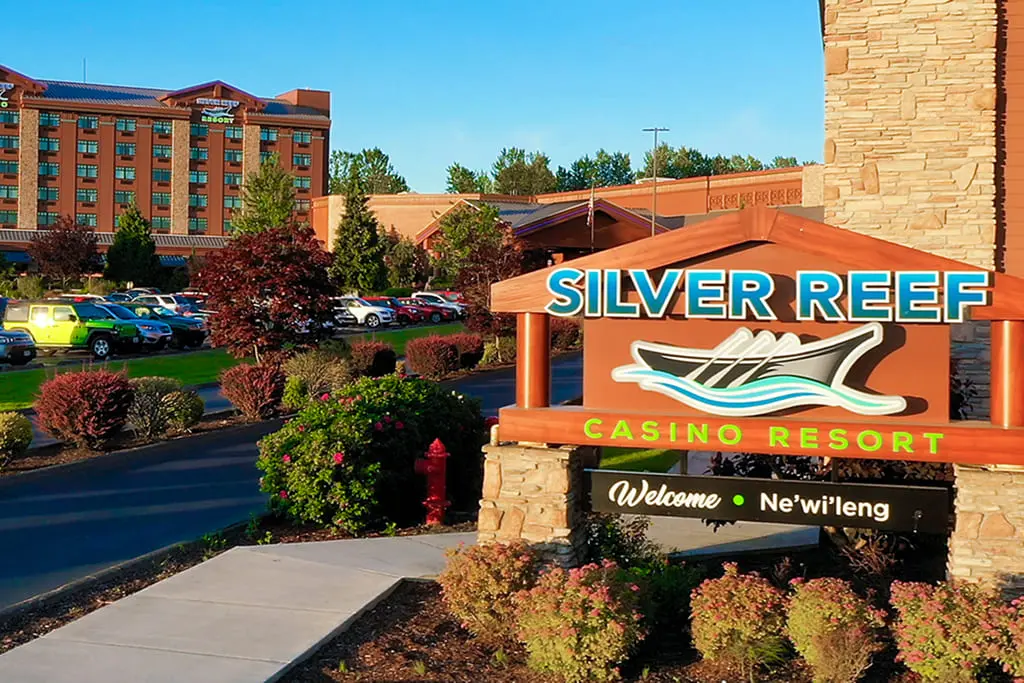 Zewnętrzna część Silver Reef Casino Resort z wejściem do hotelu i kasyna