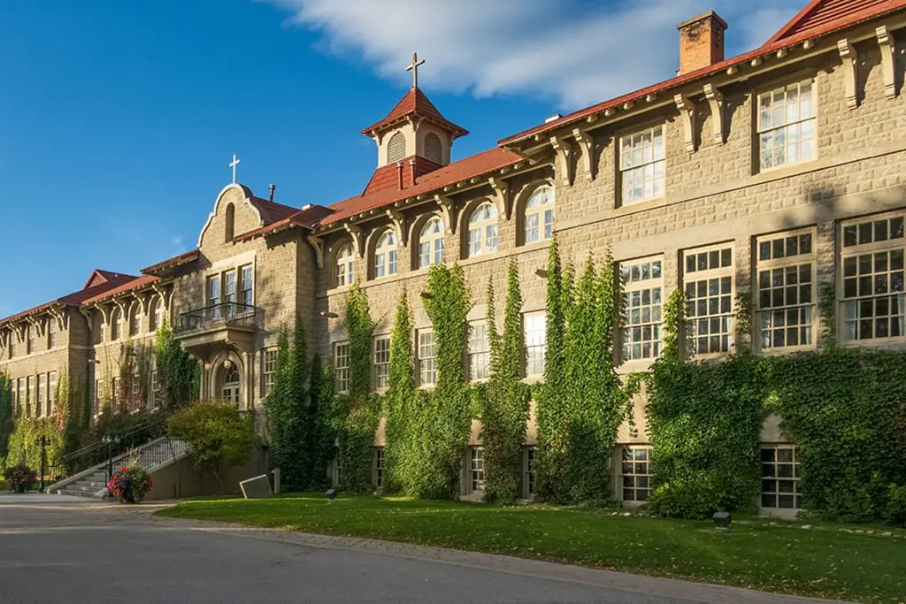 St. Eugene Golf Resort and Casino otoczony górskim krajobrazem